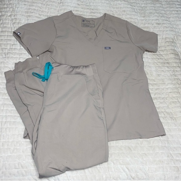 Figs limited edition scrub set in Boulder size medium - Picture 3 of 4